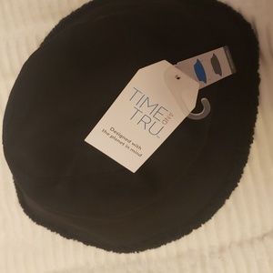 TIME AND TRU reversible bucket hat womens, black Faux suede and sherpa